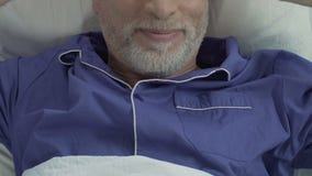 Encontro masculino envelhecido na cama e esticão, homem satisfeito que acorda, vista superior próxima filme Encontro masculino envelhecido na cama e esticão, homem satisfeito que acorda, vista superior próxima filme