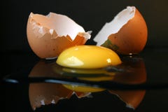 Encore-durée avec un oeuf cassé II images stock Encore-durée avec un oeuf cassé II images stock