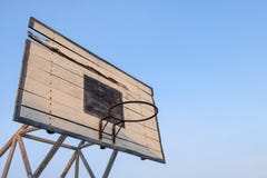 Encosto de basquetebol velho, aros de basquetebol com fundo do céu azul foto de stock Encosto de basquetebol velho, aros de basquetebol com fundo do céu azul foto de stock