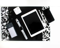 Endecha plana: Productos de Apple en fondo blanco y negro imágenes de archivo libres de regalías Endecha plana: Productos de Apple en fondo blanco y negro imágenes de archivo libres de regalías