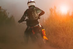 Enduromotorfiets van de personenvervoersport op vuilspoor stock afbeeldingen Enduromotorfiets van de personenvervoersport op vuilspoor stock afbeeldingen