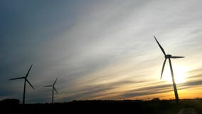Energia eolica con un cielo blu Energia eolica con un cielo blu