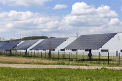 Energii Słonecznej stacja w wczesnej wiosny naturze zdjęcia stock Energii Słonecznej stacja w wczesnej wiosny naturze zdjęcia stock