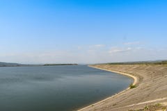 Energii wodnej tama na Olt rzece w pogodnym wiosna dniu Hydroelektryczna roślina na sztucznym jeziorze obrazy royalty free Energii wodnej tama na Olt rzece w pogodnym wiosna dniu Hydroelektryczna roślina na sztucznym jeziorze obrazy royalty free