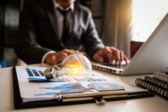 energía de ahorro de la idea y concepto de las finanzas que considera fotografía de archivo libre de regalías energía de ahorro de la idea y concepto de las finanzas que considera fotografía de archivo libre de regalías