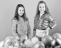 Enfance insouciant Commencez cette partie Les soeurs organisent la partie ? la maison Avoir le concept d'amusement Partie de th?m images stock Enfance insouciant Commencez cette partie Les soeurs organisent la partie ? la maison Avoir le concept d'amusement Partie de th?m images stock