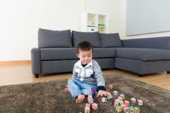 Enfant asiatique jouant le bloc de jouet photos stock Enfant asiatique jouant le bloc de jouet photos stock