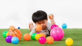 Enfant asiatique à la salle de jeux images libres de droits Enfant asiatique à la salle de jeux images libres de droits