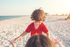 Enfant avec la maman sur la plage Photo libre de droits Enfant avec la maman sur la plage Photo libre de droits