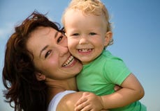 Enfant avec la pièce de mère à l'extérieur images libres de droits Enfant avec la pièce de mère à l'extérieur images libres de droits