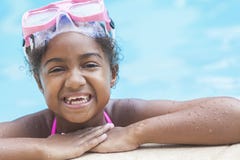 Enfant de fille d'Afro-américain dans la piscine images stock Enfant de fille d'Afro-américain dans la piscine images stock