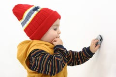 Enfant de garçon de l'hiver jouant avec le véhicule photo libre de droits Enfant de garçon de l'hiver jouant avec le véhicule photo libre de droits