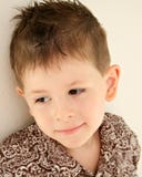 Enfant de rêverie content heureux de garçon mignon photo libre de droits Enfant de rêverie content heureux de garçon mignon photo libre de droits