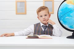 Enfant drôle à l'école petit garçon avec le livre, éducation d'enfants photo stock Enfant drôle à l'école petit garçon avec le livre, éducation d'enfants photo stock