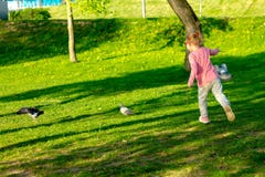 Enfant drôle en verres jouant en parc d'été photo stock Enfant drôle en verres jouant en parc d'été photo stock