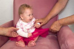 Enfant en bas ?ge pleurant Mains des adultes, parents essayant de calmer l'enfant en bas ?ge pleurant vers le bas images stock Enfant en bas ?ge pleurant Mains des adultes, parents essayant de calmer l'enfant en bas ?ge pleurant vers le bas images stock