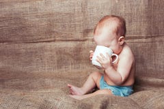 Enfant et tasse de fille images stock Enfant et tasse de fille images stock