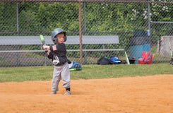 Enfant jouant au base-ball photo libre de droits Enfant jouant au base-ball photo libre de droits