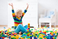 Enfant jouant avec des blocs de jouet Jouets pour des gosses images stock Enfant jouant avec des blocs de jouet Jouets pour des gosses images stock