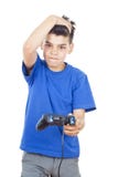 Enfant jouant des jeux d'ordinateur sur le manche image stock Enfant jouant des jeux d'ordinateur sur le manche image stock