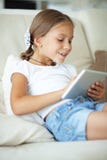 Enfant jouant sur le PC de comprimé photos stock Enfant jouant sur le PC de comprimé photos stock