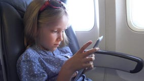 Enfant Jouer Tablette Dans L'avion Petit Portrait Fille Avec