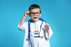 Enfant mignon dans le manteau de docteur avec le stéthoscope photographie stock libre de droits Enfant mignon dans le manteau de docteur avec le stéthoscope photographie stock libre de droits
