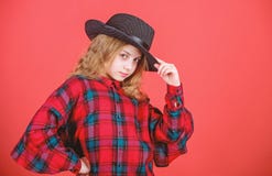 Enfant mignon de fille utiliser le chapeau ? la mode Petit fashionista ?quipement ? la mode de cutie frais Enfance heureux mode d photographie stock Enfant mignon de fille utiliser le chapeau ? la mode Petit fashionista ?quipement ? la mode de cutie frais Enfance heureux mode d photographie stock