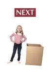 Enfant mignon et doux de cheveux blonds se tenant à côté de la boîte en carton apprenant les cartes en liasse anglaises images stock Enfant mignon et doux de cheveux blonds se tenant à côté de la boîte en carton apprenant les cartes en liasse anglaises images stock