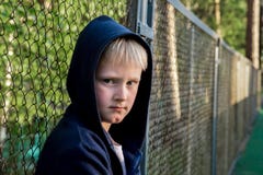 Enfant triste de renversement photos stock Enfant triste de renversement photos stock