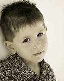 Enfant triste, ennuyé, de rêverie image stock Enfant triste, ennuyé, de rêverie image stock