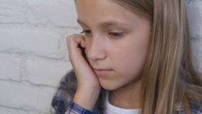Enfant triste, enfant malheureux, fille malade malade dans la d?pression, personne r?fl?chie soumise ? une contrainte banque de vidéos Enfant triste, enfant malheureux, fille malade malade dans la d?pression, personne r?fl?chie soumise ? une contrainte banque de vidéos