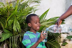Enfant, utilisé, l'eau, verre, père, souriant, famille, heureux, souriant, garçon, petit, bouteille, participation, fleur, montre images stock Enfant, utilisé, l'eau, verre, père, souriant, famille, heureux, souriant, garçon, petit, bouteille, participation, fleur, montre images stock