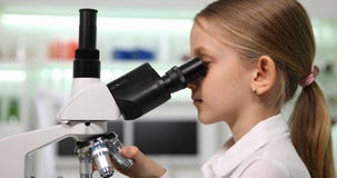 Enfant à l'aide du microscope dans le laboratoire de chimie d'école, étudiant étudiant, expériences 4K clips vidéos Enfant à l'aide du microscope dans le laboratoire de chimie d'école, étudiant étudiant, expériences 4K clips vidéos