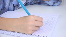 Enfant écrivant, étudiant, enfant réfléchi, étudiant songeur apprenant, écolière dans la salle de classe banque de vidéos Enfant écrivant, étudiant, enfant réfléchi, étudiant songeur apprenant, écolière dans la salle de classe banque de vidéos