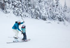 Enfantez enseigner son enfant à skier chez Mont-Tremblant images stock Enfantez enseigner son enfant à skier chez Mont-Tremblant images stock