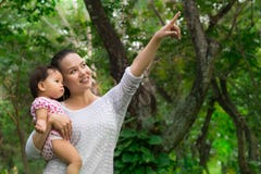 Enfantez montrer à sa fille de bébé les différents animaux dans le sauvage photos libres de droits Enfantez montrer à sa fille de bébé les différents animaux dans le sauvage photos libres de droits