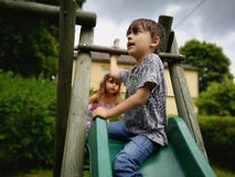 Enfants appréciant l'été photographie stock libre de droits Enfants appréciant l'été photographie stock libre de droits