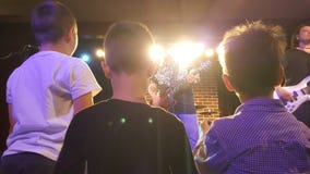 Enfants au concert image libre de droits Enfants au concert image libre de droits