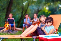 Enfants ayant l'amusement dans la colonie de vacances image stock Enfants ayant l'amusement dans la colonie de vacances image stock