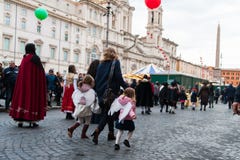 Enfants courant dans la rue avec la robe d'ange à Rome photo libre de droits Enfants courant dans la rue avec la robe d'ange à Rome photo libre de droits