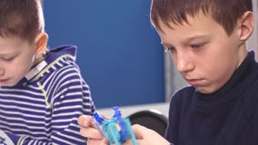 Enfants créant des robots à l'école, éducation de tige Développement précoce, diy, innovation, concept moderne de technologie Enfants créant des robots à l'école, éducation de tige Développement précoce, diy, innovation, concept moderne de technologie