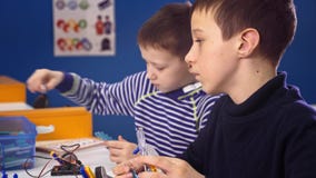 Enfants créant des robots à l'école, éducation de tige Développement précoce, diy, innovation, concept moderne de technologie Enfants créant des robots à l'école, éducation de tige Développement précoce, diy, innovation, concept moderne de technologie