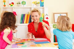 Enfants d'école maternelle dans la salle de classe avec le professeur photos stock Enfants d'école maternelle dans la salle de classe avec le professeur photos stock