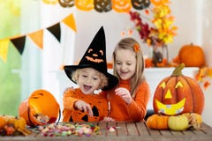 Enfants dans le costume de sorcière sur le des bonbons ou un sort de Halloween photographie stock libre de droits Enfants dans le costume de sorcière sur le des bonbons ou un sort de Halloween photographie stock libre de droits