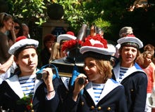 Enfants dans le défilé de Tropez de saint d'uniformes de marine photos stock Enfants dans le défilé de Tropez de saint d'uniformes de marine photos stock