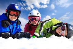 Enfants dans le vêtement de ski photo stock Enfants dans le vêtement de ski photo stock
