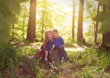 Enfants dans Sunny Nature Woods vert image stock Enfants dans Sunny Nature Woods vert image stock