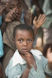Enfants de applaudissement en Afrique image stock Enfants de applaudissement en Afrique image stock