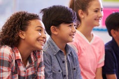 Enfants de la préadolescence d'école primaire dans une leçon image stock Enfants de la préadolescence d'école primaire dans une leçon image stock